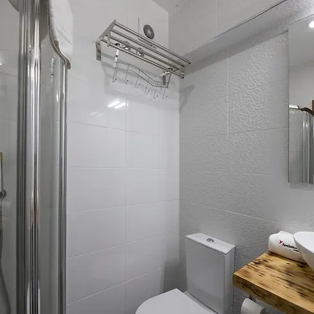 Flh Spacious With Balcony דירה *